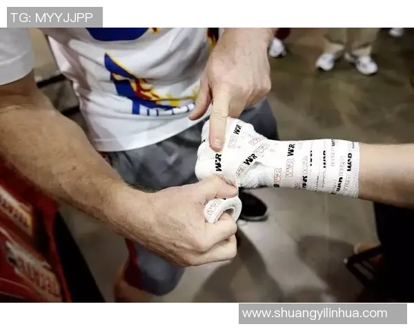 足球明星手部受伤缠绷带全力备战新赛季展现不屈精神