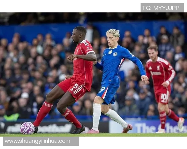 足球明星私下生活揭秘球场之外的真实瞬间与精彩故事