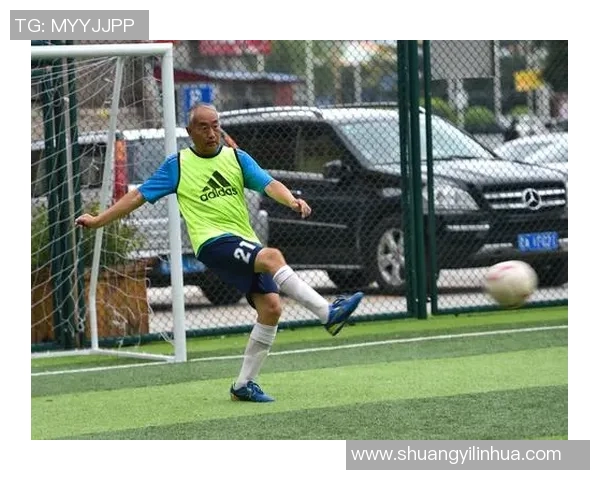 足球明星展现肌肉魅力照片男性健美身材引发热议